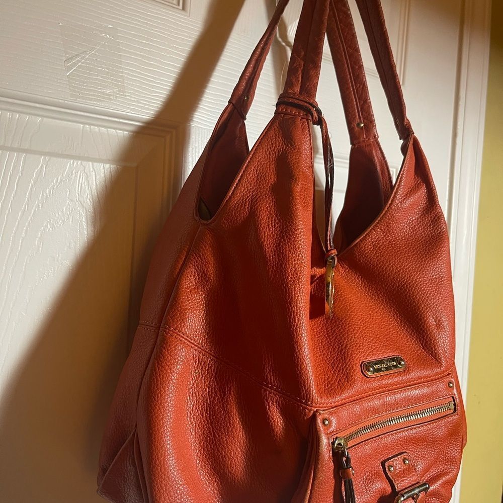 Michael Kors Leather Orange Austin Large shoulder Bag gold tone hardwares. - Picture 4 of 16